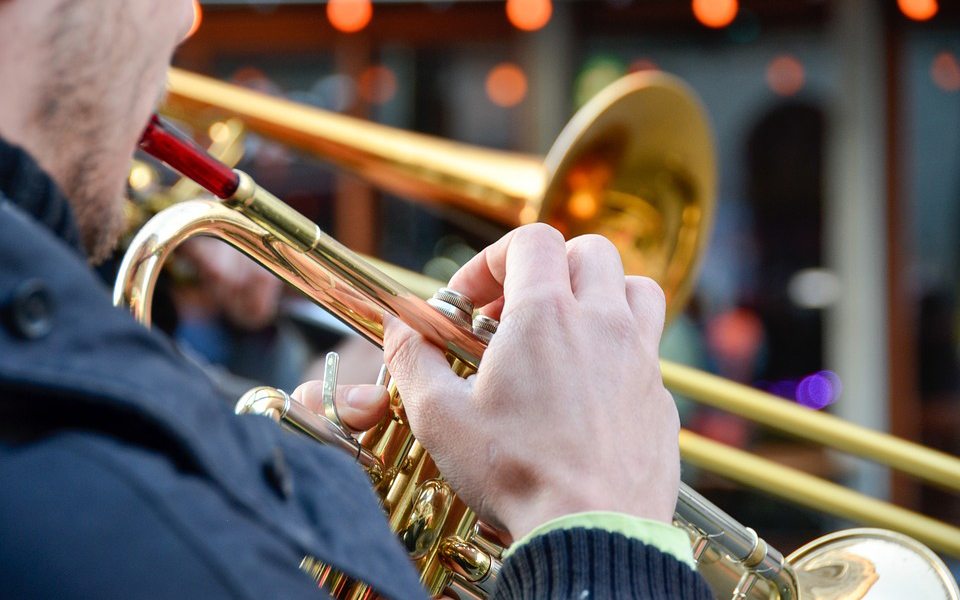 Strassenmusiker mit einer Trompete